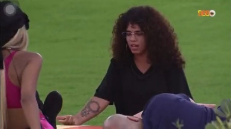 Maria reclama sobre falta de mulheres que beijam mulheres na casa neste ano