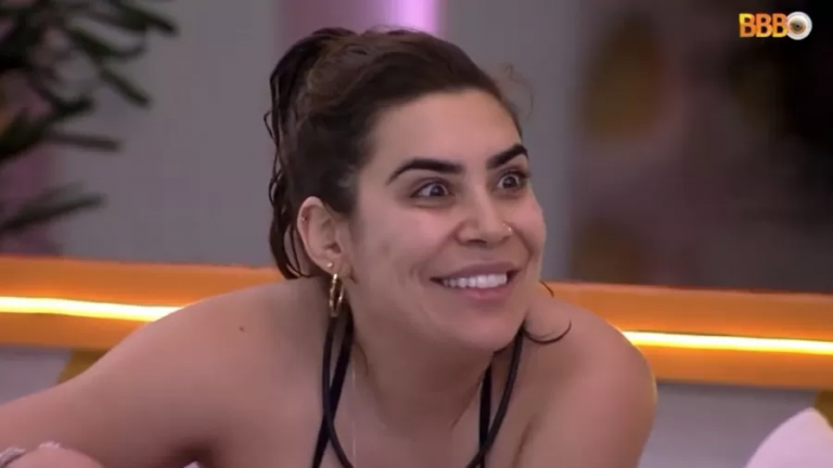 Naiara Azevedo tenta disfarçar pum mas é questionada por Tiago Abravanel