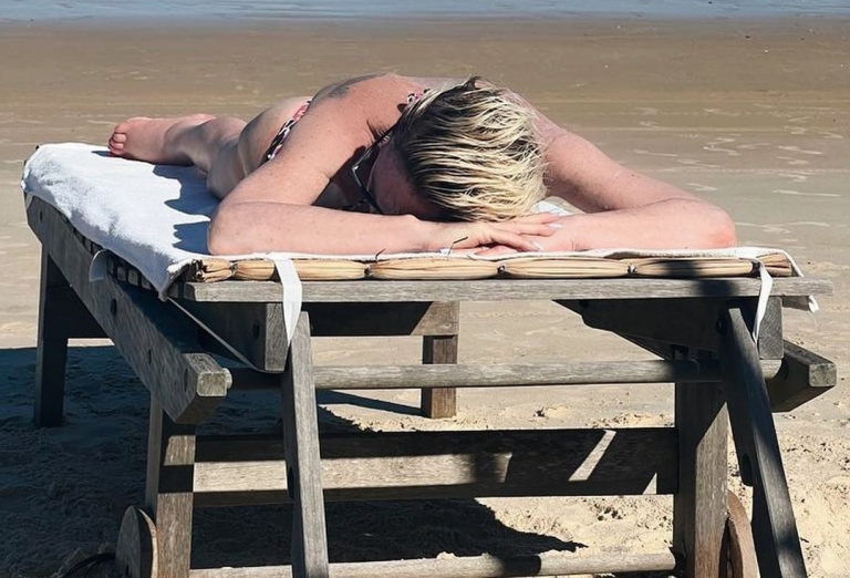 Ana Maria Braga curte feriado de Carnaval na praia