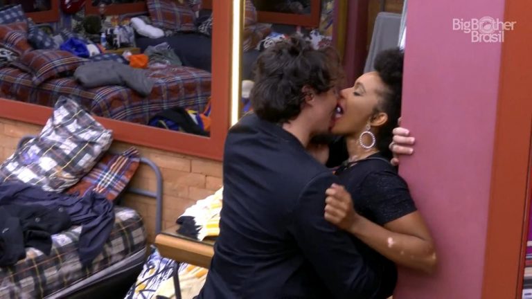 Mesmo com herpes, Eliezer beija Natália durante festa no BBB 22