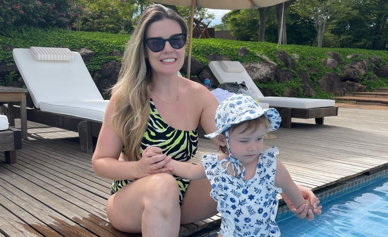 Esposa de Tiago Leifert posta foto com a filha e derrete a web