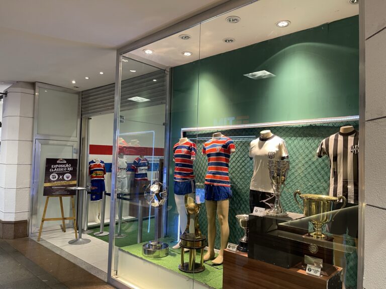 Shopping Benfica realiza Exposição Clássico Rei com itens históricos de colecionadores
