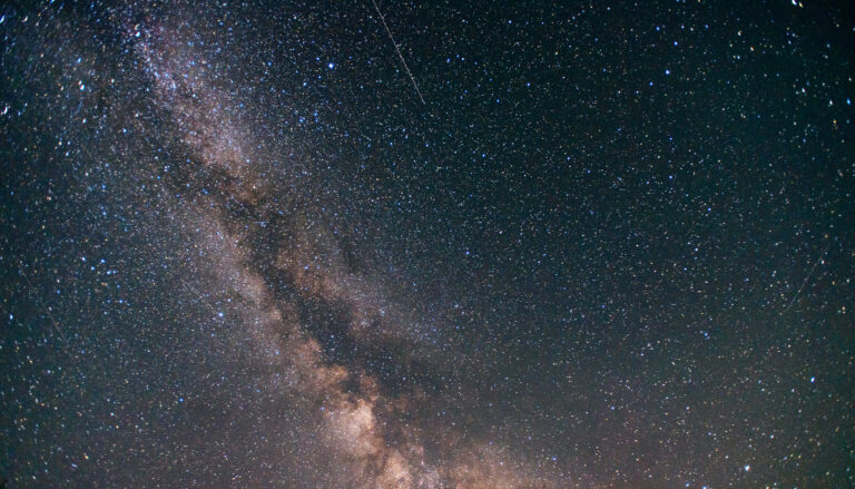 Madrugada deste sábado (13) terá chuva de meteoros