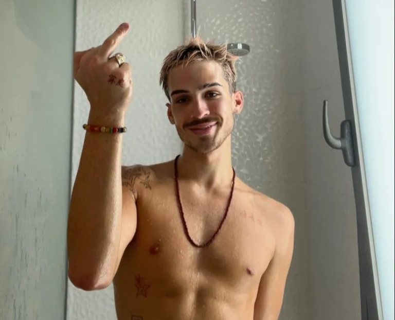 <strong>João Guilherme posa nu para responder fã</strong>