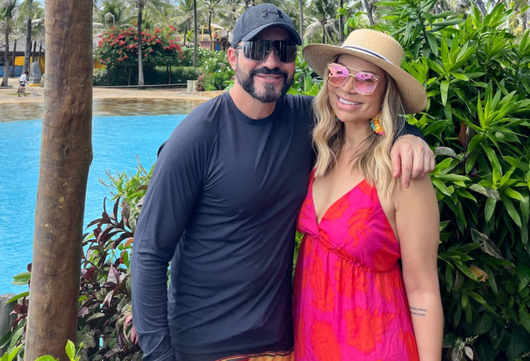 Padre Fábio de Melo curte dia em parque aquático com Solange Almeida