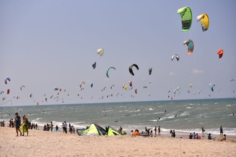 Caucaia bate próprio recorde mundial com 884 kitesurfistas na Praia do Cumbuco