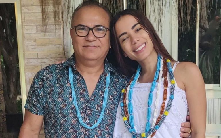 Pai de santo de Anitta declara voto em Bolsonaro