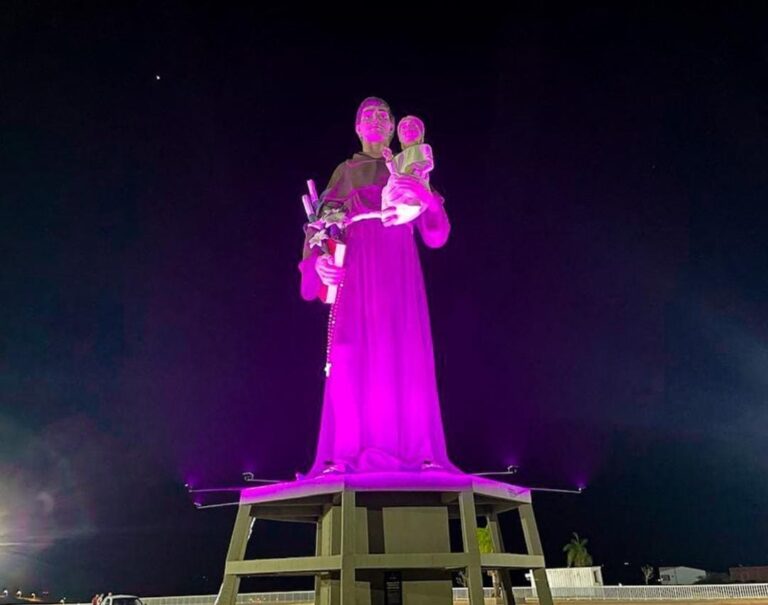 Estátua de Santo Antônio em Barbalha recebe iluminação em alusão ao Outubro Rosa
