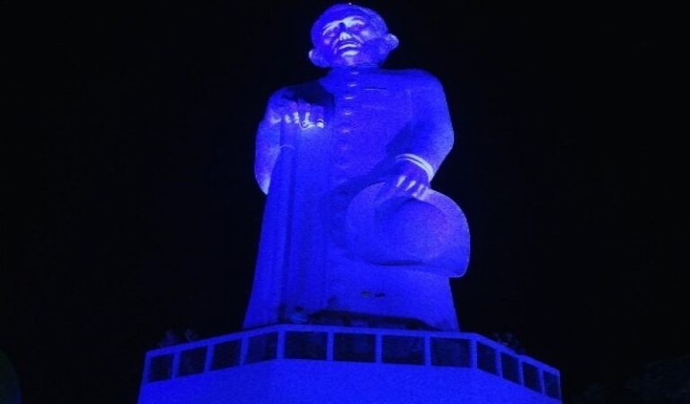 Estátua do Padre Cícero ganha iluminação em alusão ao Novembro Azul