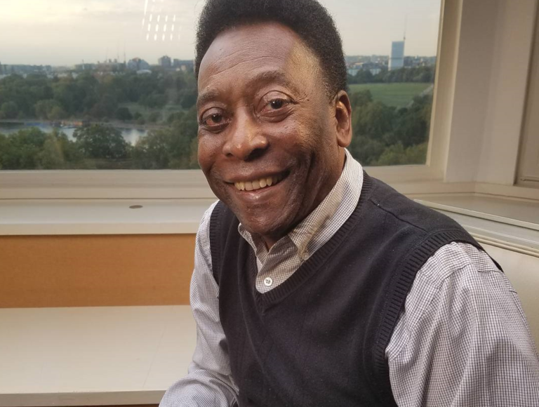 Estado de saúde de Pelé melhora, mas ainda não há previsão de alta