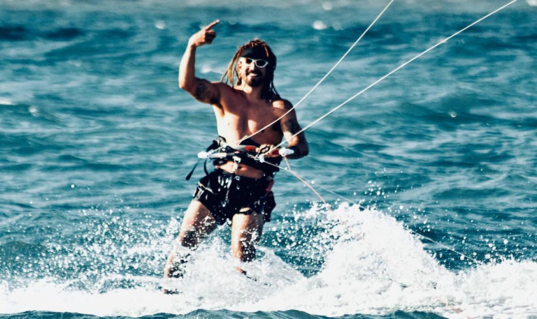 Ator Caio Castro pratica kitesurf na Praia do Preá