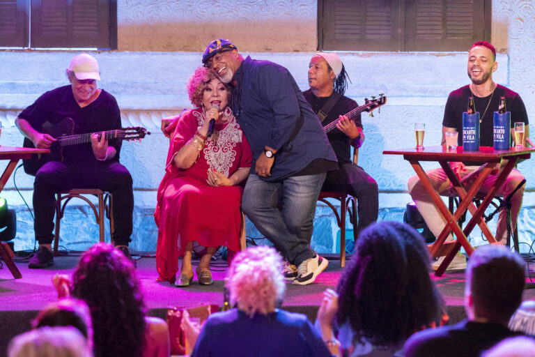 Travessia: Alcione faz show no Bar da Vila e anima clientela