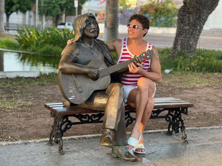 Silvero Pereira apresenta show em homenagem a Belchior em três estados brasileiros
