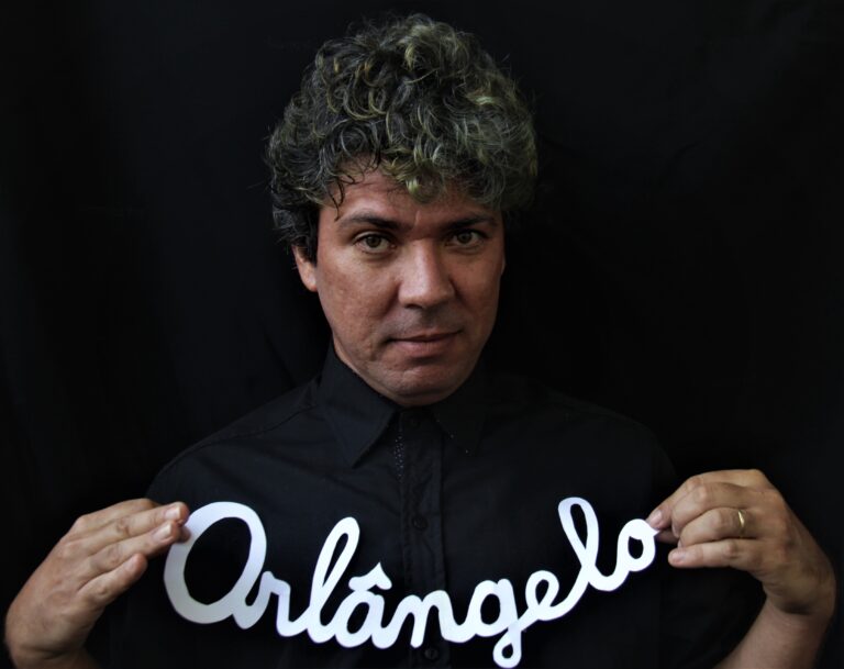 Orlângelo Leal apresenta espetáculo na Casa Absurda e no CCBNB Fortaleza