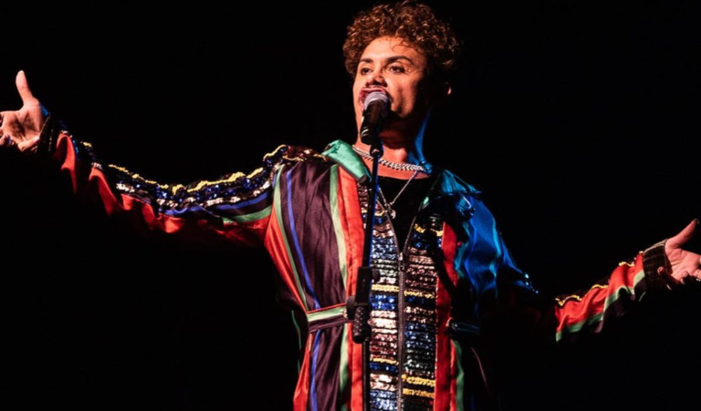 Silvero Pereira apresenta show em homenagem a Belchior no Cineteatro São Luiz
