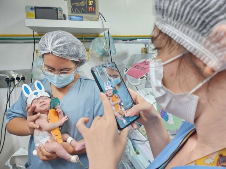 Bebês de unidade neonatal são modelos em campanha de Páscoa