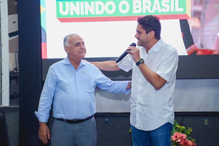 Ministro das Comunicações doa 150 computadores para escolas de Maracanaú