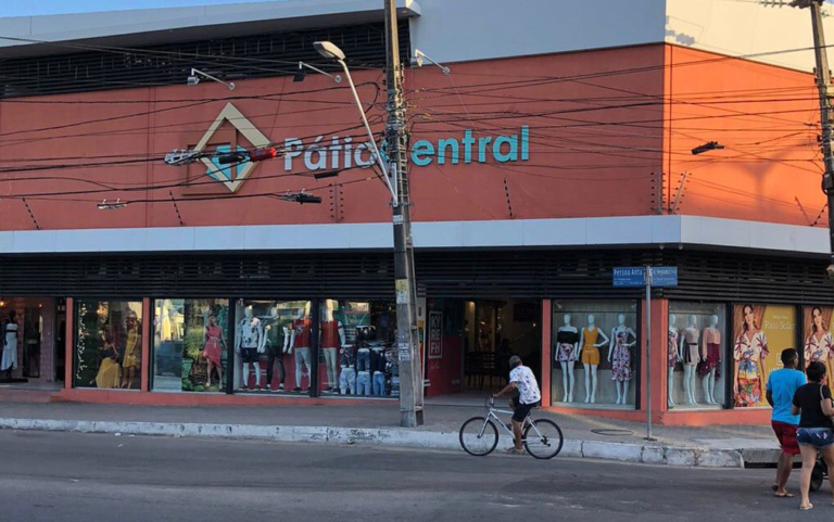 Tradicional bazar no Centro oferece desconto de até 80%