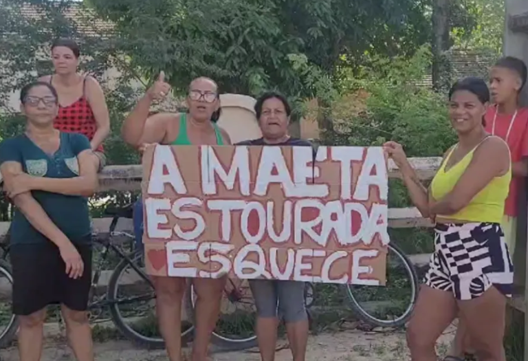 Fãs de Deolane dão força à influencer do lado de fora da prisão