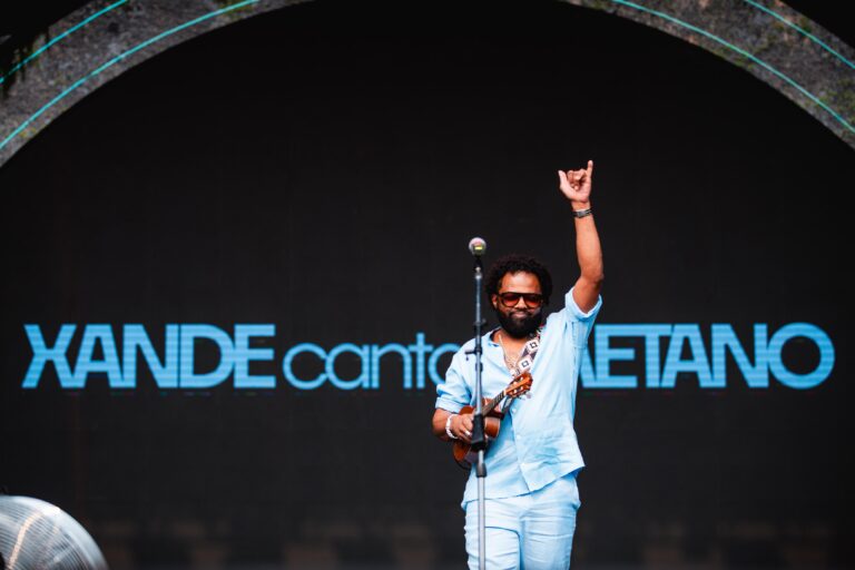 Xande de Pilares desembarca em Fortaleza com show em homenagem a Caetano Veloso