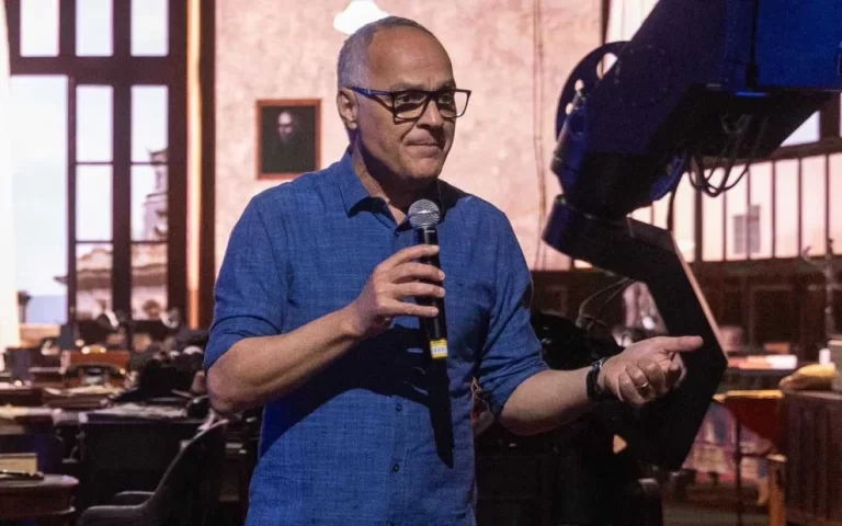 Chefão da Globo nega ter vetado casal lésbico em “Mania de Você”