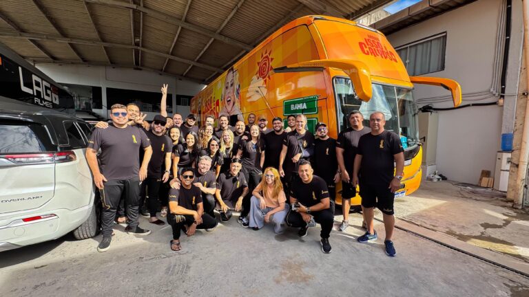 Joelma apresenta ônibus da turnê “Arraiá Isso é Calypso”