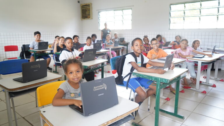 Projeto leva internet e energia solar a escolas públicas em regiões remotas do Brasil