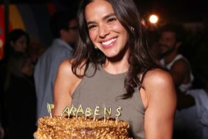 Bruna Marquezine ganha bolo de aniversário em festival