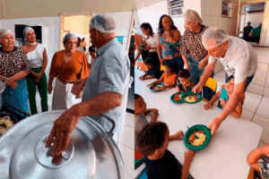 Prefeito de Acopiara almoça com crianças para provar merenda escolar