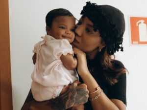 Ludmilla celebra quatro meses da filha Zuri em show de The Town