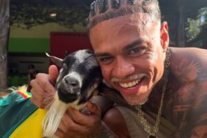 MC Cabelinho adota bode e amplia sua “little farm”