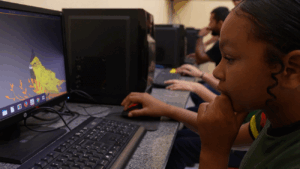 Internet via satélite conecta escolas isoladas e transforma a educação no Brasil