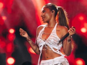 Ludmilla reúne mais de 700 mil pessoas no Réveillon de Niterói