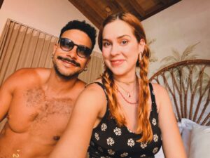 Sérgio Malheiros antecipa comemoração de aniversário em viagem com Sophia Abrahão