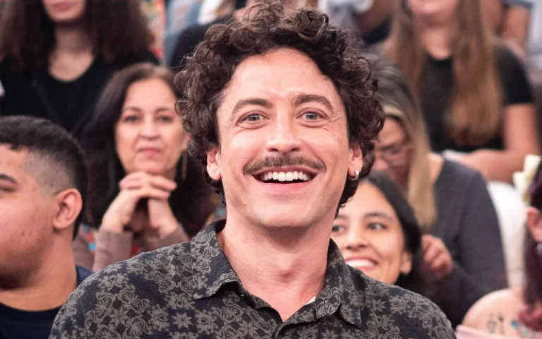 Jesuíta Barbosa se prepara para volta ao horário nobre da Globo