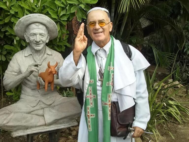 Padre viraliza nas redes após tocar triângulo em show do Mastruz com Leite