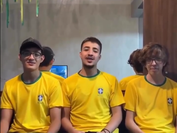 Irmãos viralizam ao registrar espera pelo hexa desde 2014