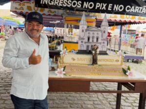 Homem paga mais de R$ 50 mil por bolo de Santo Antônio em Quixeramobim